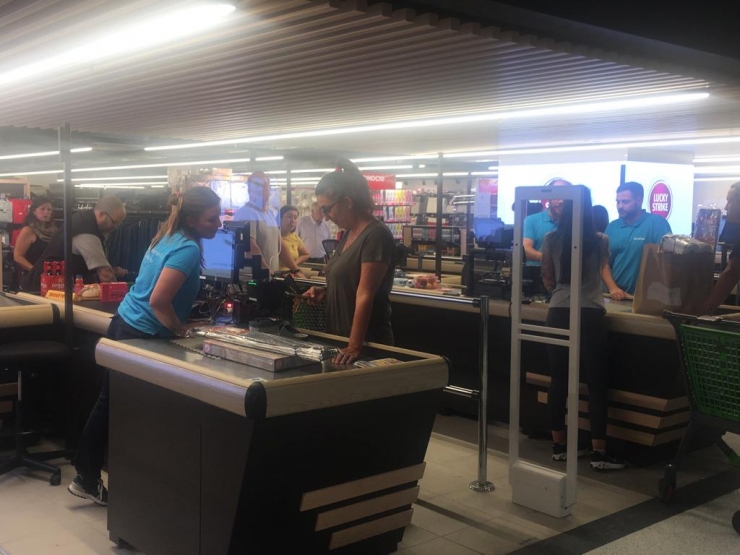 Caixeres d'Epizen atenent els primers clients del centre comercial